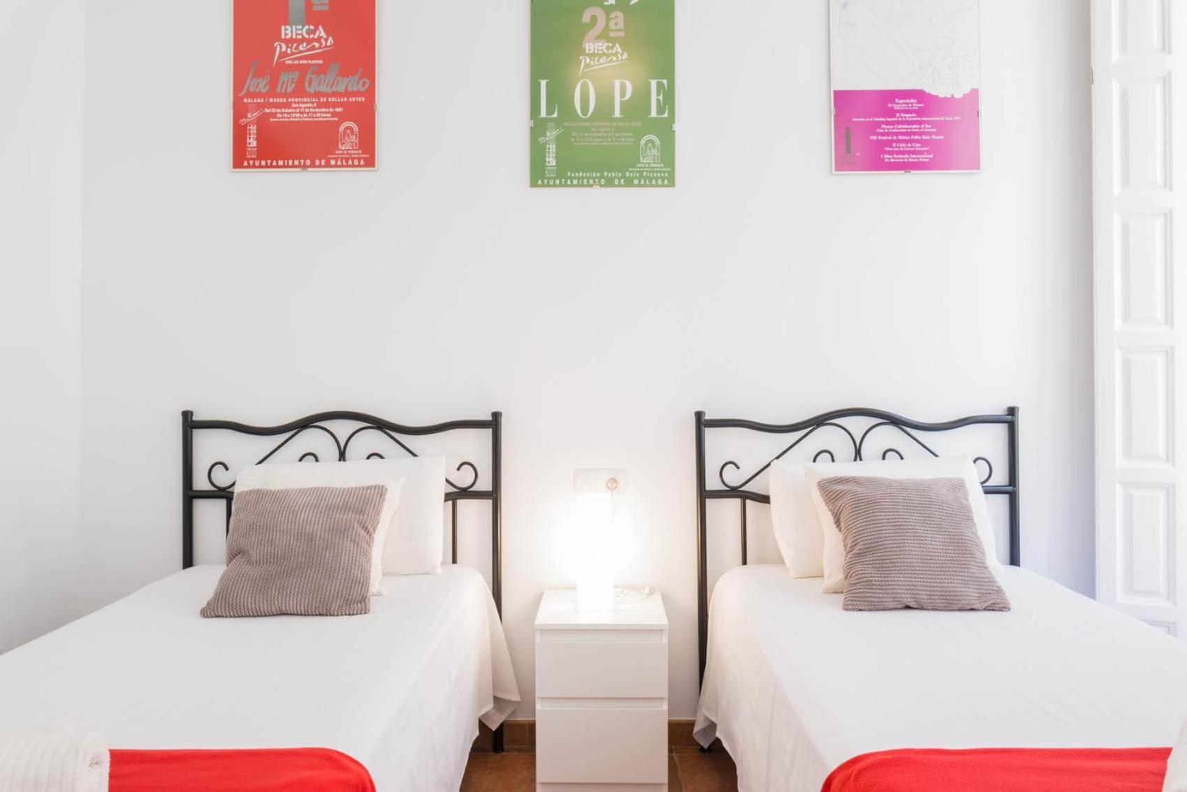Apartamentos Alcazaba Малага Экстерьер фото