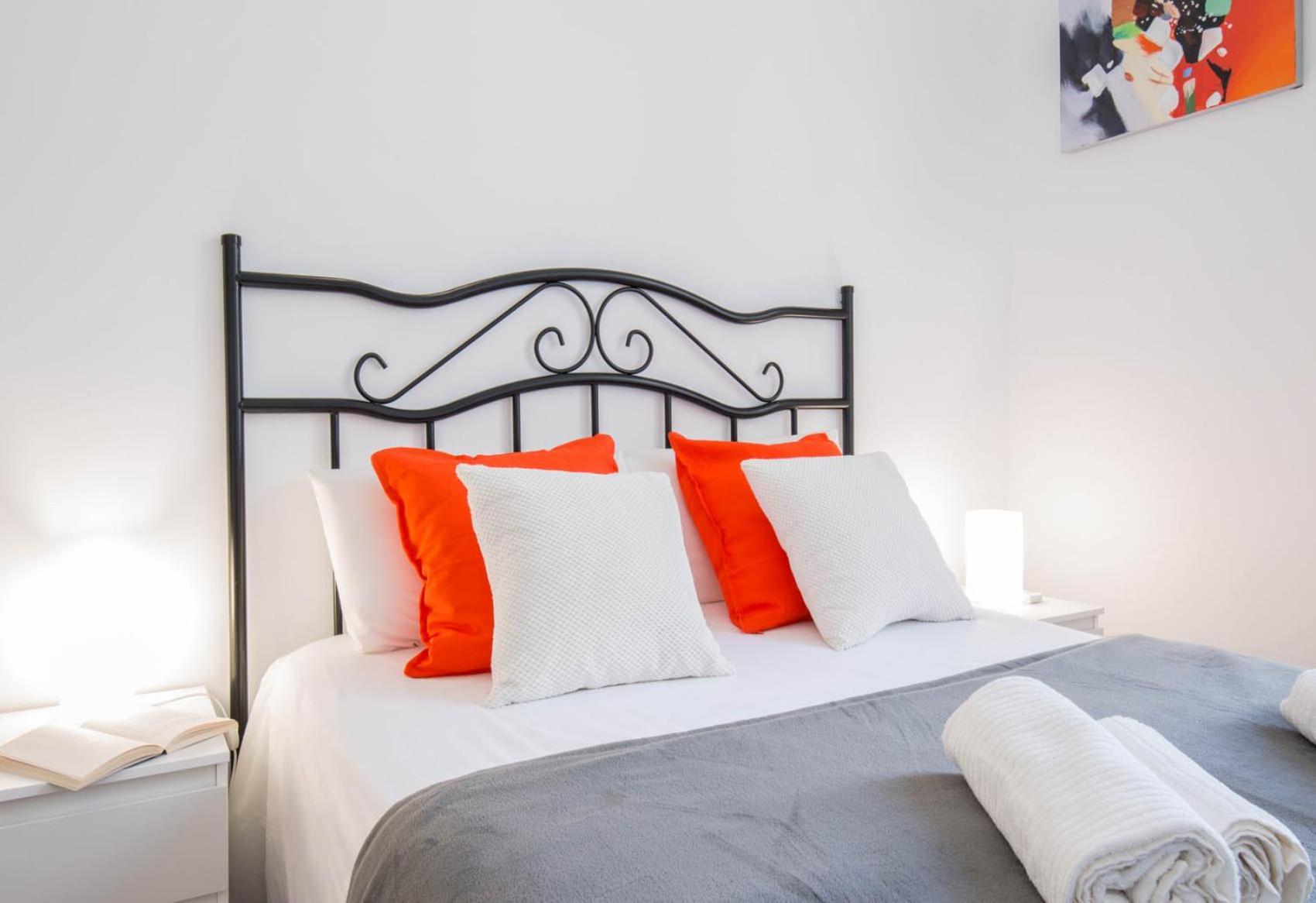 Apartamentos Alcazaba Малага Экстерьер фото